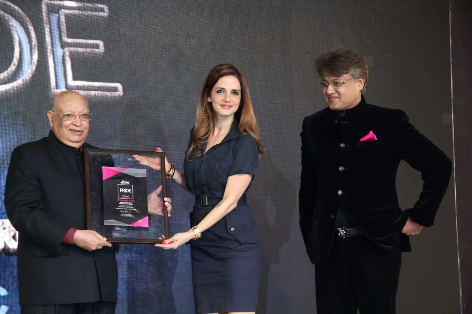 WCRC Leaders awards — Sussanne Khan receiving the PRIDE of India Woman of the Year plaque for interior design from WCRC chairman